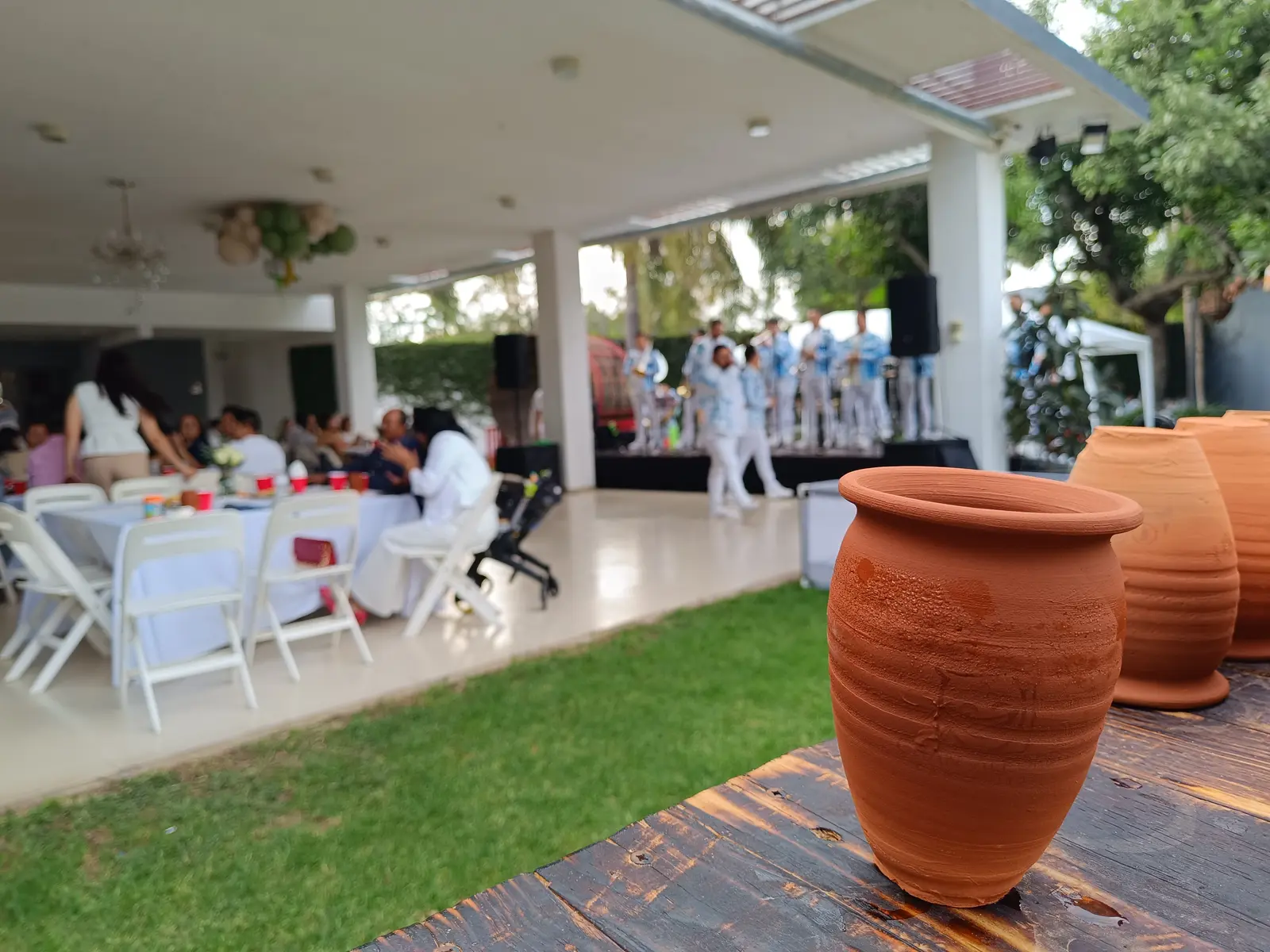 Cantaritos grandes en primer plano durante un evento al aire libre