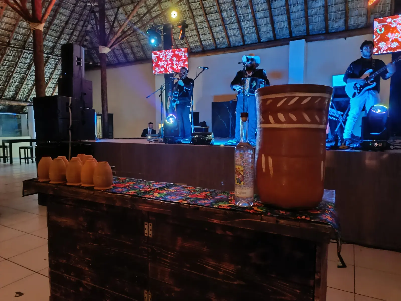 Barra de cantaritos Gran Alegre frente a un grupo de música en vivo