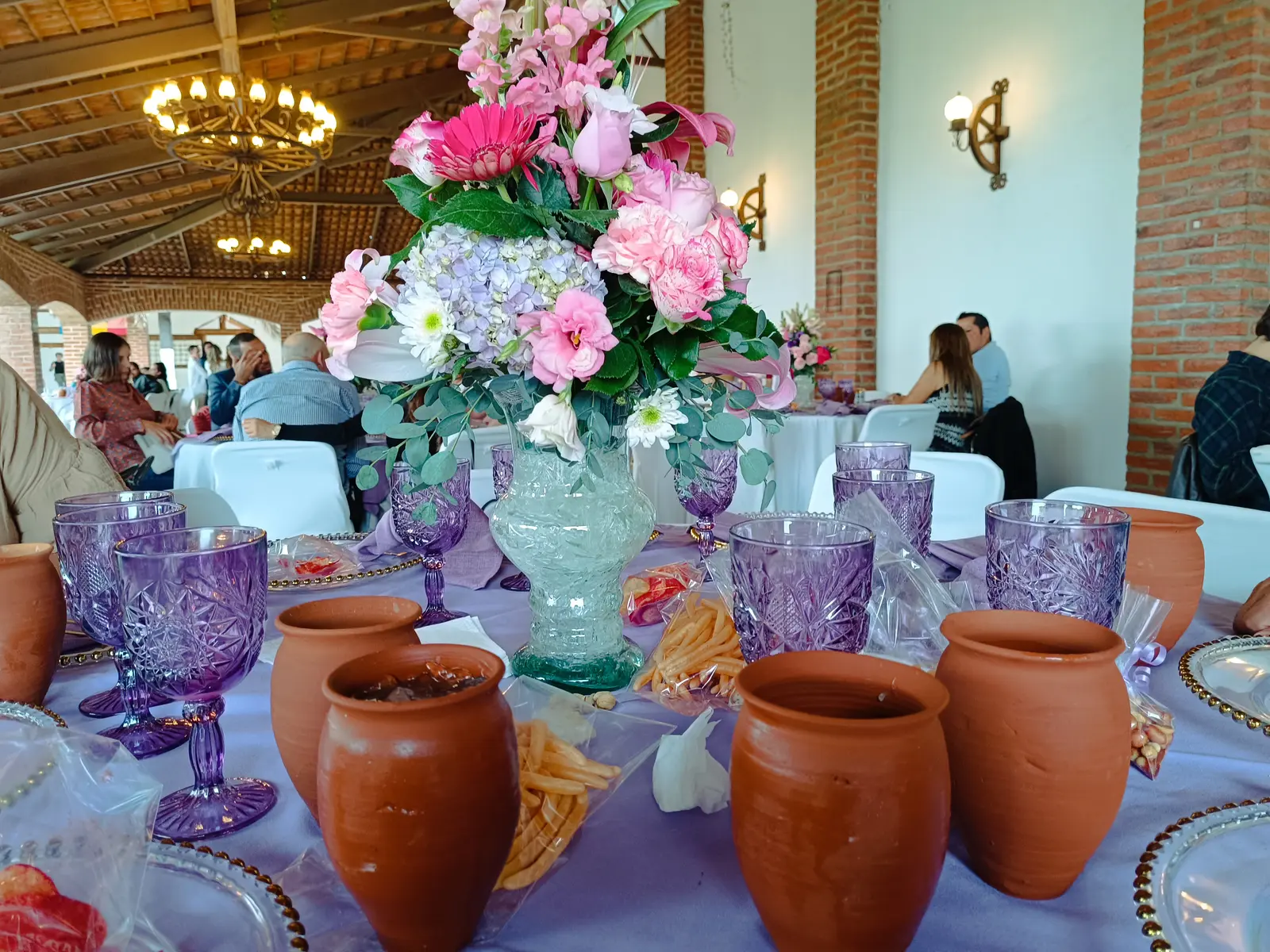 Cantaritos de barro integrados en la mesa de una celebración